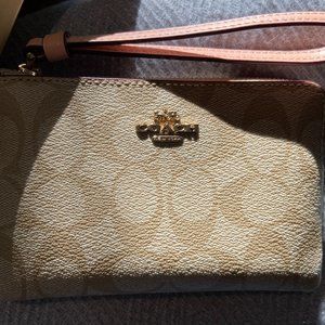 Boxed Corner Zip Wristlet In Signature Canvas Gold/Light Khaki/Faded Blu…